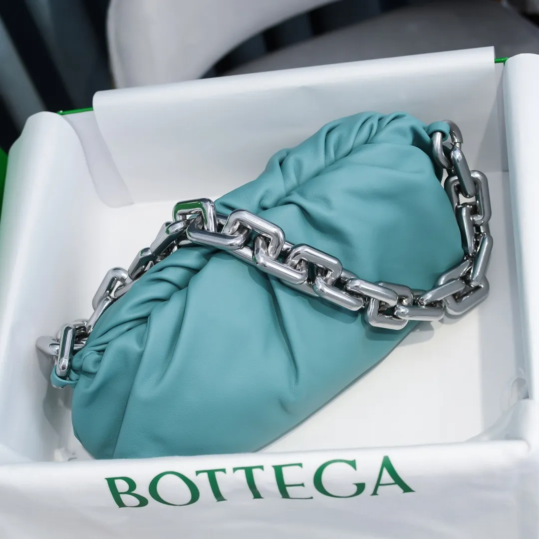 2020 new products will continue to upgrade the cloud bag to the вoттega veneтa chain cloud bag. It is still developed with imported original leather as standard. This hardware chain needs to be light on the upper body and can only be made of all-steel material. It is made of hollowed metal. You don’t have to worry about its weight. Major celebrity fashion bloggers have used it to attend fashion shows. Who can resist the charm of this large gold chain [smile] Style number: 6708# Size: 30*16*12